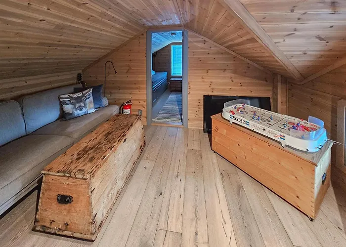 4 Bedroom Cozy In Skollenborg Hébergement de vacances Lindaskroken